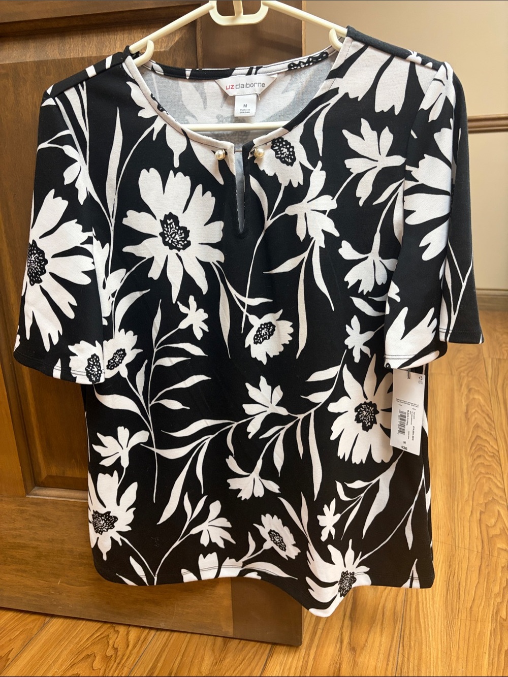 Liz Claiborne Black and White Print top Size Medium NWT